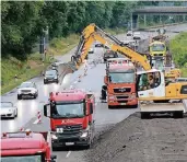  ?? FOTO: UM ?? Nur noch eine statt mehrerer Spuren wie hier auf der A3. Da liegen die Nerven bei manchem Autofahrer besonders blank. Frust lassen einige dann auch an den Arbeitern aus.