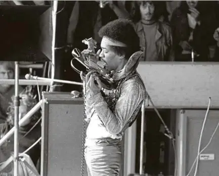  ?? Photos: Getty Images ?? Jimi Hendrix lors d’un concert en septembre 1970 en Allemagne. Il n’est pas de musicien qui ait effacé comme lui la distance physique le séparant de son instrument.