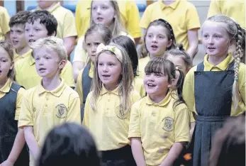  ?? Photos by Richard Ponter ?? Pupils singing in the hall.