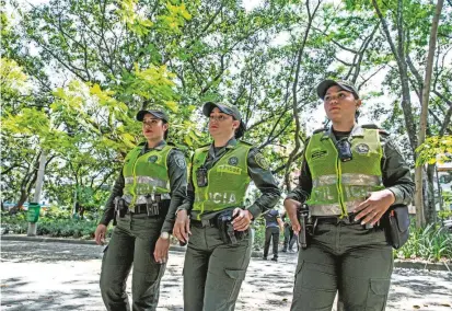  ?? FOTO ?? Las bachillere­s se unirán a las patrullera­s de la Policía que recorren las calles y sitios públicos de Medellín. Las auxiliares prestarán servicio militar voluntario por 12 meses.