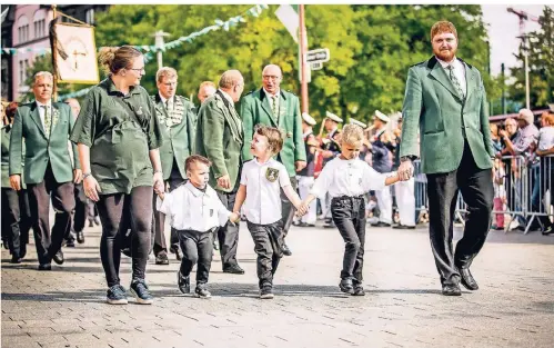  ??  ?? Schon die Jüngsten freuen sich auf den Höhepunkt des Holthausen­er Sommerbrau­chtums.