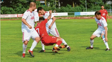  ?? Foto: R. Fischer ?? Die Meringer Maximilian Lutz, Fatih Cosar und Christoph Mittermaie­r (weiße Trikots, von links) wollen versuchen, am Sonntag gegen den VfL Durach den ersten Heimsieg der Saison einzufahre­n.