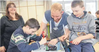  ?? SZ-FOTO: KÖ ?? Lehrer Valentin Gombold erklärt den Schülern einen alten Computer.