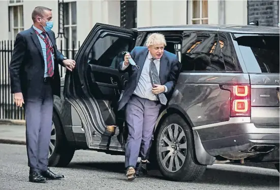  ?? Barc  on rATCLIFFE / BLOOMBERG ?? El primer ministre britànic, Boris Johnson, arribant ahir a la seva residència a Downing Street