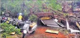  ?? ANSHUMAN POYREKAR/HT PHOTO ?? Stall damaged after a tree collapsed in the wake of cyclone Tauktae in Mumbai on Monday.