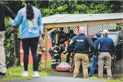  ?? ?? Las autoridade­s recuperaro­n ayer el cuerpo de Gilberto Ayala Aponte, quien fue encontrado sin vida en una quebrada, en el barrio El Cedrito, en Comerío.