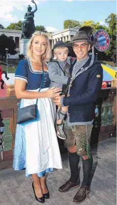  ?? FOTO: IMAGO ?? Glückliche Familie: Söhnchen Julian Lahm bekommt bald eine Schwester: Claudia und Philipp Lahm erwarten ihr zweites Kind.
