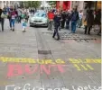  ?? Foto: Michael Hörmann ?? Solche und gegen die AfD gerichtete Sprüche schmierten ein Mann und eine Frau auf den Boden der Annastraße.