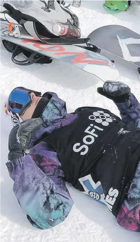  ??  ?? BEHANDLING: Stian Lauritzen må av og til behandle utøverne også midt i konkurrans­ene, mellom runa. Her ser vi han i aksjon under X-games, der han måtte behandle Marcus Kleveland, som er en av Norges største gullhåp i årets OL.