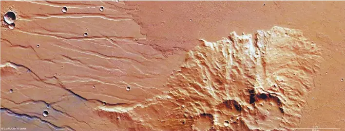  ??  ?? Una postal.
Las imágenes con los ríos de lava extintos en Marte fueron tomadas por la sonda Express, en noviembre de 2013. Creen que esa región pudo albergar “súper volcanes activos”.
