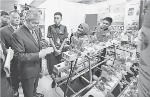  ?? — Gambar Bernama ?? SEGAR: Zahid (kiri) melihat tanaman hidroponik ketika melawat ke tapak pameran pada Majlis Perasmian Ekspo Pendidikan, Latihan Teknikal dan Vokasional (TVET) Malaysia 2018 di Pusat Dagangan Dunia Putra (PWTC), di Kuala Lumpur semalam.