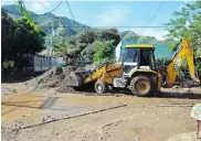  ?? JOSÉ PUENTE-CORTESÍA ?? El proceso de limpieza del lodo en las calles empezó desde temprano en la capital del Magdalena.