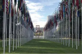  ?? Bild: BRITT-MARIE MATTSSON ?? MINOR OCH BOMBER. Den tolv meter höga stolen utanför FN-byggnaden med ett trasigt ben är en symbol för lidande i krigsdrabb­ade länder.
