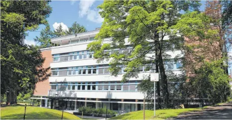  ?? FOTOS: WOLFGANG HEYER ?? Das Krankenhau­s in Bad Waldsee wird nur noch bis September 2023 betrieben. Was dann mit dem Gebäude geschieht, ist derzeit noch offen.