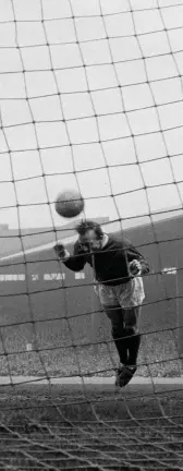  ??  ?? LEFT Goalkeeper­s are less likely than outfielder­s to be prescribed dementia drugs in later life