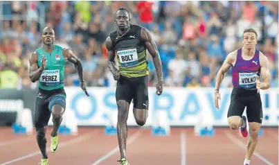  ?? Picture: AP. ?? Jamaica’s Usain Bolt holds off Yunier Perez from Cuba and Jan Volko from Slovakia to win the 100m in Ostrava.