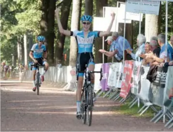  ??  ?? Witse Meeussen won de veldrit in Stabroek bij de nieuweling­en en werd meteen provinciaa­l kampioen.
FOTO KOEN FASSEUR