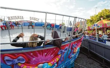  ?? Foto: Marcus Merk ?? Rasant geht es bei den Fahrgeschä­ften auf dem Neusässer Volksfest zu.