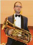  ??  ?? Solist Tobias Epp aus Wiedergelt­ingen mit seinem Euphonium.