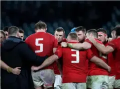  ?? (Getty Images) ?? Wales captain Alun Wyn Jones addresses the team after defeat at Twickenham