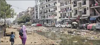  ?? Manish Swarup Associated Press ?? STAGNANT WATER in New Delhi, India’s capital, could attract disease-spreading mosquitoes.