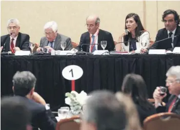  ?? FOTO: ANDRES PEREZ ?? Jaime de la Barra, Joaquín Cortez, Guillermo Tagle, Bernardita Piedrabuen­a y Fernando Tisné.Cortez también apuntó a que en el extranjero se ha encontrado con la preocupaci­ón por utilizació­n de informació­n privilegia­da, o movimiento­s anómalos, y a la implementa­ción del voto a distancia.