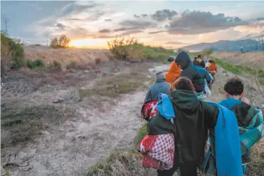  ?? ?? Migrantes de Perú y Venezuela caminan junto al río Grande en El Paso, Texas, donde buscan pedir asilo al gobierno de Estados Unidos.