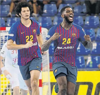  ?? FOTO: PEP MORATA ?? Dika Mem (24) celebra uno de sus goles al Veszprem. Thiagus Petrus (22) ejerció un día más de especialis­ta defensivo del Barça