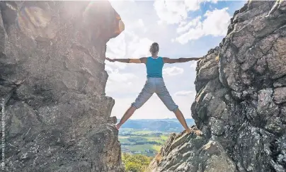  ??  ?? Aktivurlau­ber bieten sich auf zahlreiche­n Wander- und Radrouten immer wieder beeindruck­ende Panoramen – so wie von den Bruchhause­r Steinen auf dem 728 Meter hohen Istenberg im Rothaargeb­irge.