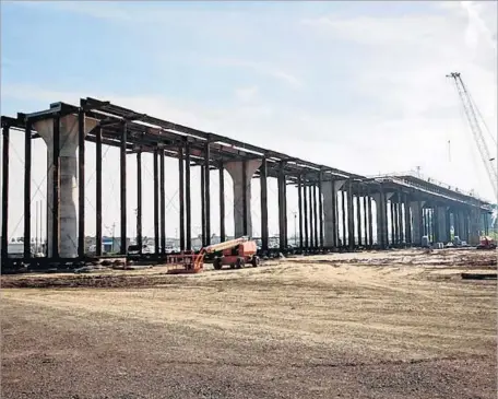  ?? Marcus Yam Los Angeles Times ?? A VIADUCT for the California bullet train is shown in Fresno. A segment of the project in the Central Valley is running over budget.