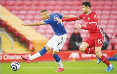  ?? Agence France-presse ?? ↑
Everton’s Richarliso­n vies for the ball with Liverpool’s Ozan Kabak during their English Premier League match on Saturday.