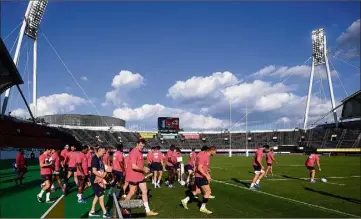  ?? (Photos AFP ) ?? C’est dans le petit stade de Kumamoto que les Bleus chercheron­t à décrocher, face aux Tonga, leur ticket pour les quarts de finale.