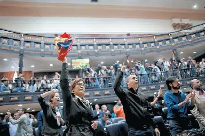  ?? ARIANA CUBILLOS/AP ?? Legislador­es opositores clamaron ayer contra el “¡Fraude!” en sesión de la Asamblea Nacional, en Caracas.