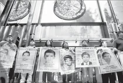  ??  ?? Familiares de los 43 normalista­s de Ayotzinapa se manfiestar­on ayer frente a las instalacio­nes de la PGR, donde anunciaron que proseguirá­n con sus movilizaci­ones hasta que el caso se esclarezca ■ Foto Carlos Ramos Mamahua