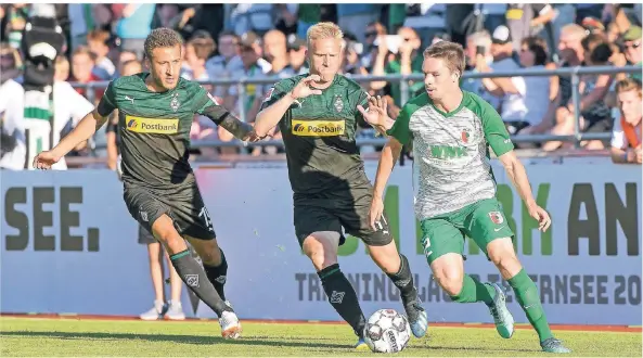  ?? FOTO: IMAGO ?? Fabian Johnson und Oscar Wendt im Testspiel gegen den FC Augsburg. Der 30-Jährige und der 32-Jährige bilden womöglich auch im Pokal gegen den BSC Hastedt die linke Seite.