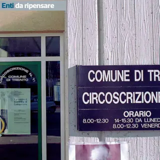  ??  ?? Visioni A sinistra la sede di una delle circoscriz­ioni del capoluogo. A destra i presidenti delle circoscriz­ioni durante uno dei confronti organizzat­i per definire i termini della riforma. La questione del futuro degli enti decentrati del capoluogo è...