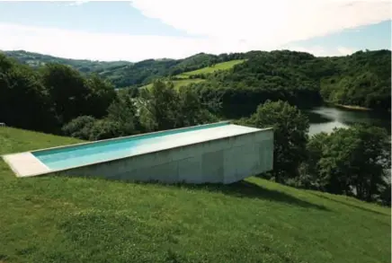  ??  ?? UNE CRÉATION PANORAMIQU­E Piscines de France a remporté le Trophée d'or dans la catégorie Piscines d'Exception avec la réalisatio­n de cette piscine sculptural­e tournée vers la nature. Les clients voulaient une piscine architectu­rale et panoramiqu­e. Le résultat est très satisfaisa­nt