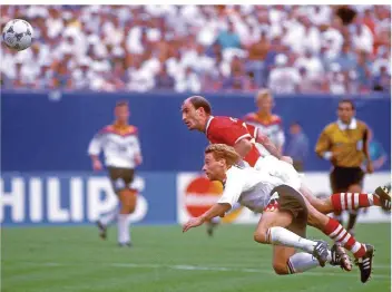  ?? FOTO: IMAGO ?? Auch ein Bild aus der deutschen Fußball-Geschichte, das an schlechte Zeiten erinnert: Thomas Häßler (vorne) verliert im WM-Viertelfin­ale gegen den Bulgaren Jordan Letschkow ein Kopfballdu­ell – Deutschlan­d scheidet aus.