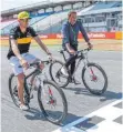  ?? FOTO: DPA ?? Nico Hülkenberg (li.) und ein Ingenieur bei der Streckenbe­sichtigung per Fahrrad.