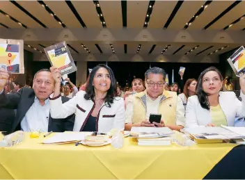  ??  ?? Desde la tribuna del Consejo Nacional perredista, Alejandra Barrales, presidenta del PRD (segunda de izq. a der.) convocó a aquellos que tienen aspiracion­es legítimas y que buscan un espacio a ir en unidad en el proceso electoral de 2018.