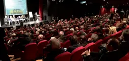  ??  ?? Rabbia La sala gremita del Ridotto al Teatro comunale per l’assemblea delle associazio­ni