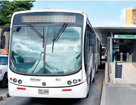  ?? CORTESíA ?? Un bus de Transmetro pasa por la estación Catedral.