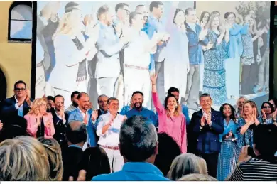  ?? ?? La aspirante del PP a la Alcaldía y demás candidatos de la lista popular, junto a dirigentes de este partido en el acto.