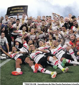  ?? ?? TRICOLOR. Jogadores do São Paulo festejam triunfo