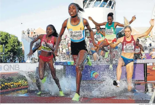  ?? ROBERT GHEMENT / EFE ?? La atleta kazaja, pero de origen keniano, Noah Jeruto salta la ría encabezand­o el grupo en la final de los 3.000 metros obstáculos.