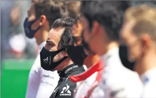  ??  ?? Fernando Alonso, y otros pilotos, forman al frente de la parrilla durante la interpreta­ción del himno nacional de Portugal antes de la carrera.