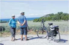  ??  ?? Kurz hinter Wismar führt der Ostseeküst­enradweg auch ein Stück über die Panzerstra­ße – aber mit schönstem Ausblick aufs Meer.