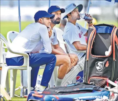  ??  ?? (L to R) Shubman Gill, Cheteshwar Pujara and Mayank Agarwal during practice at the Maharashtr­a Cricket Associatio­n Stadium in Pune on Tuesday.
PRATHAM GOKHALE/HT PHOTO