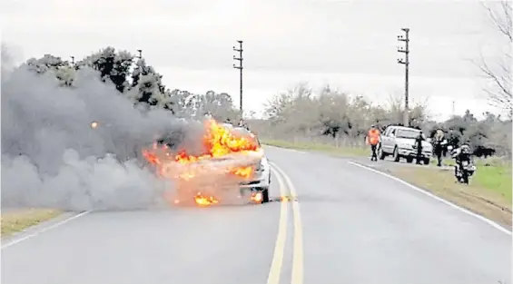  ?? ARCHIVO ?? Espanto. El Volkswagen Gol dentro del que murió quemado Eduardo Gómez, el día de las elecciones PASO de 2015, sobre la ruta 11.