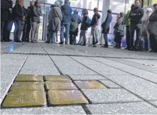  ?? FOTO: LEHMANN ?? Vom 9. auf den 10. November vor 80 Jahren war die sogenannte Reichspogr­omnacht. Am Freitagabe­nd gedachte man bei den Stolperste­inen vor der VR-Bank in der Bahnhofstr­aße den ehemaligen Aalener Bürgern, die ermordet oder vertrieben wurden.